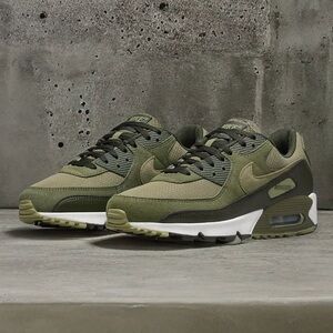 LIKE NEW Nike Air Max 90